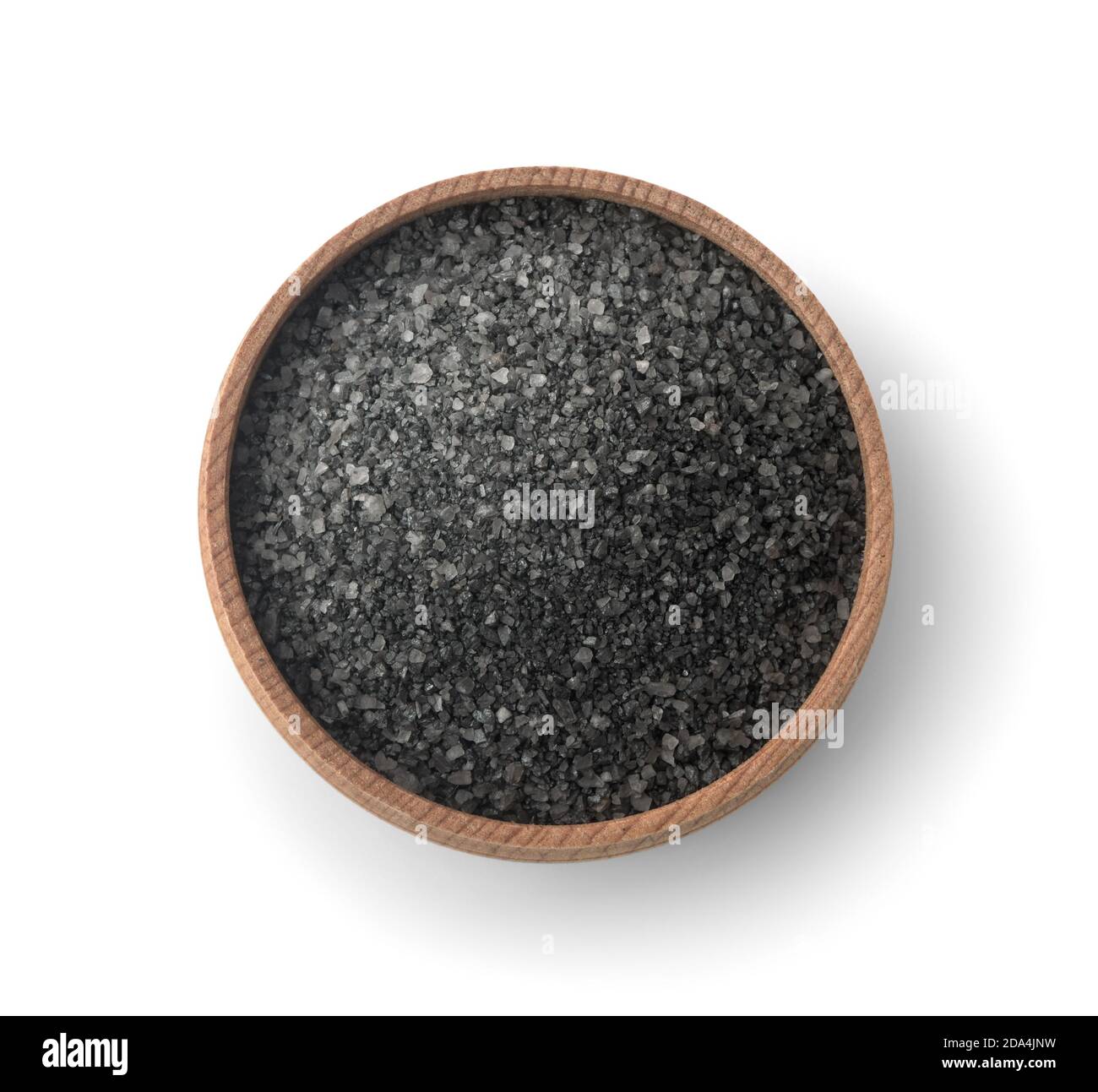 Vista dall'alto del sale nero in una ciotola di legno isolata bianco Foto Stock