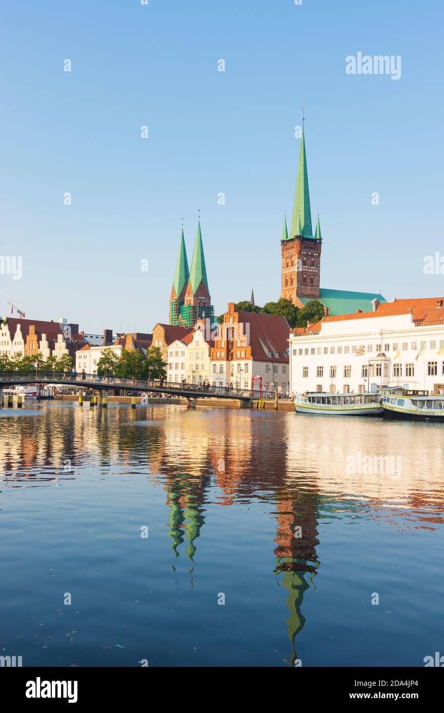 Lübeck: fiume Obertrave, a sinistra le torri gemelle della chiesa Marienkirche. Sulla destra la torre della chiesa Petrikirche, Ostsee (Mar Baltico), Schleswig-Hol Foto Stock
