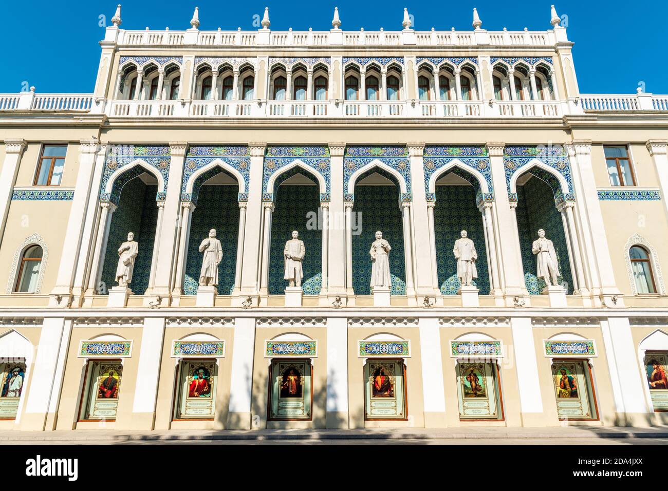 Baku, Azerbaigian – 18 luglio 2020. Facciata del Museo Nizami della Letteratura Azerbaigian edificio in via Istiglaliyyat a Baku. Vista esterna del Foto Stock