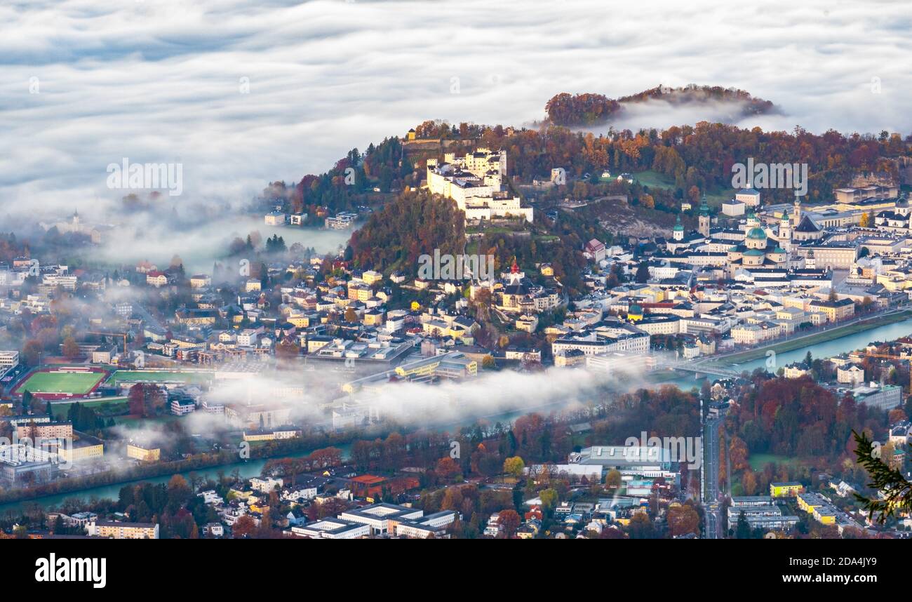 Stadt Salzburg im nebel Foto Stock