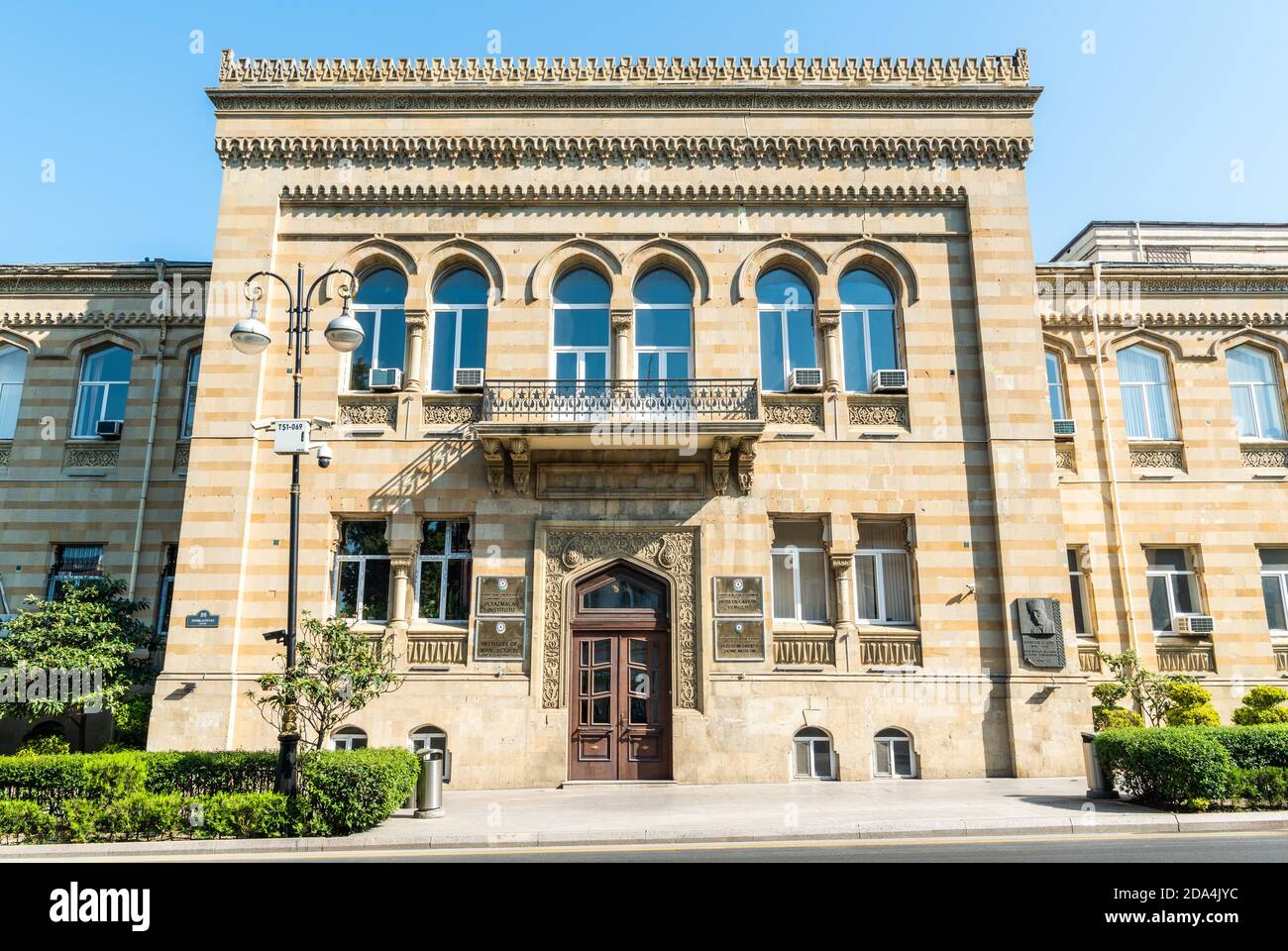 Baku, Azerbaigian – 18 luglio 2020. Facciata di un edificio storico che ospita l'Istituto Fuzuli di manoscritti e Museo Huseyn Javid a Baku. Le sabbie Foto Stock