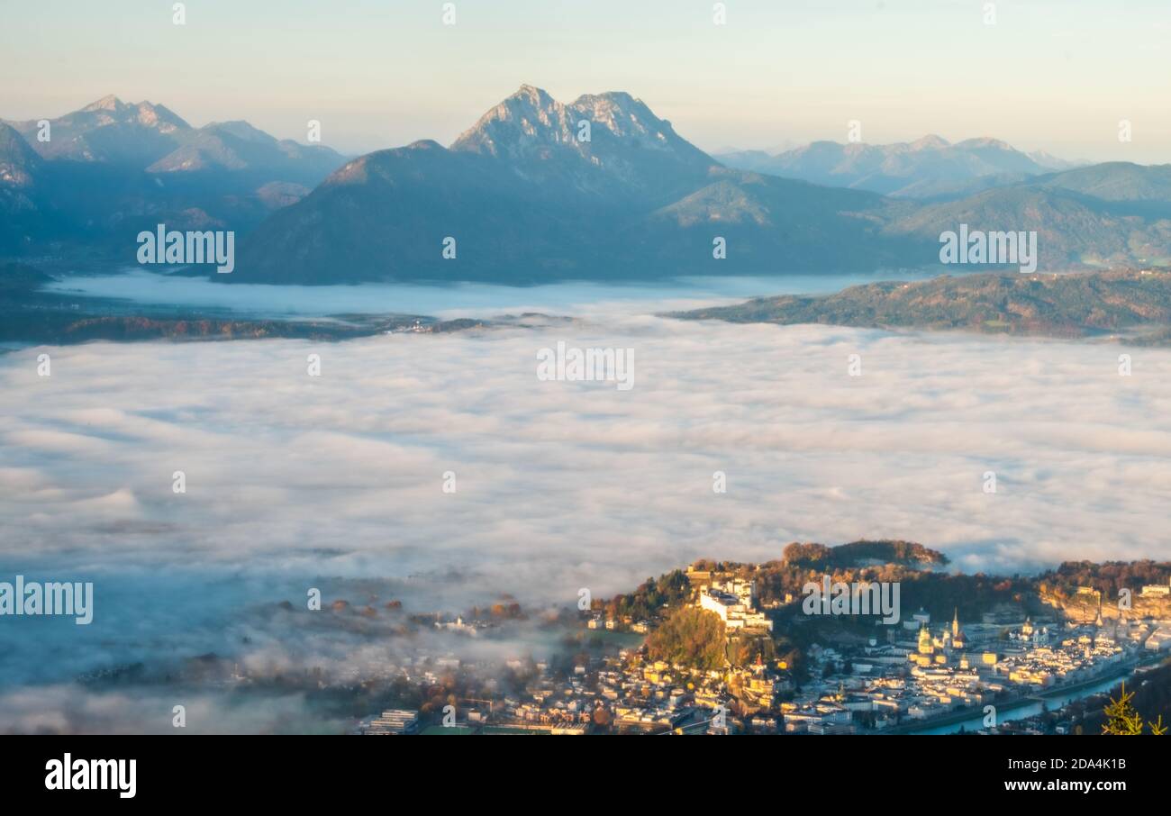 Stadt Salzburg im nebel Foto Stock