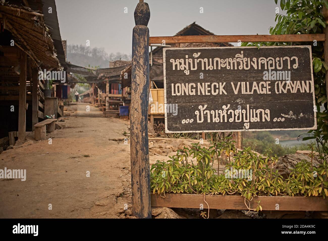 Mae Hong Son, Thailandia, marzo 2012. Poster per l'ingresso al lungo villaggio collo, del gruppo etnico Karen. Foto Stock