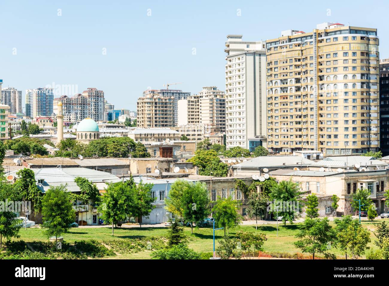 Baku, Azerbaigian – 26 luglio 2020. Vista di Baku, verso la moschea di Haji Sultan Ali, con edifici residenziali e vegetazione. Foto Stock