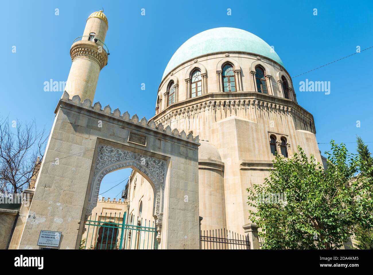 Baku, Azerbaigian – 26 luglio 2020. Moschea di Haji Sultan Ali a Baku. Situata vicino alla stazione della metropolitana di Nizami, la moschea è stata costruita tra il 1904 e il 1910. Foto Stock