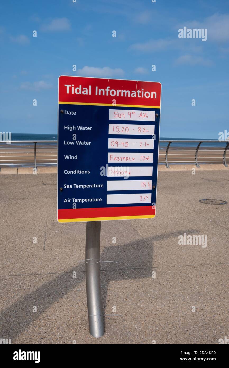 Cartello con le informazioni sulle maree sulla spiaggia di Blackpool Agosto 2020 Foto Stock