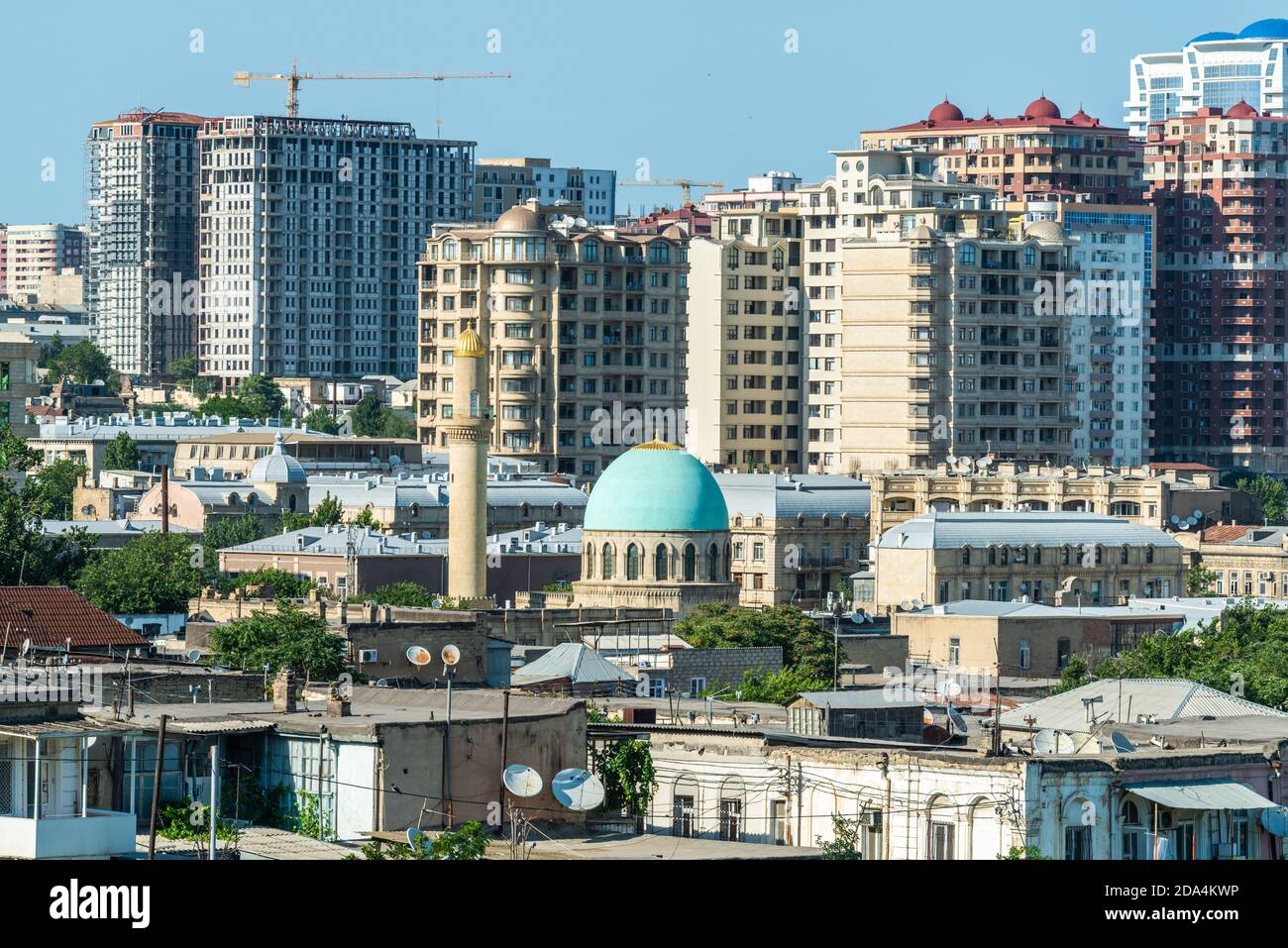 Baku, Azerbaigian – 27 luglio 2020. Edifici residenziali intorno alla stazione della metropolitana di Nizami e alla moschea di Haji Sultan Ali a Baku. Foto Stock