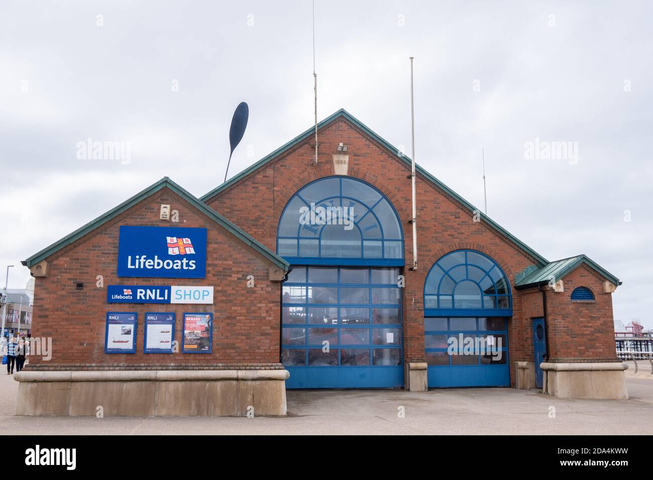 Stazione di bagnino RNLI e negozio Blackpool agosto 2020 Foto Stock