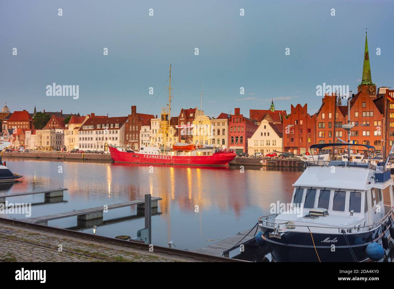Lübeck: fiume Untertrave, nave museo Feuerschiff (Lightship) Fehmarnbelt, vista della città vecchia, chiesa Jakobikirche, Ostsee (Mar Baltico), Schleswig-Holst Foto Stock