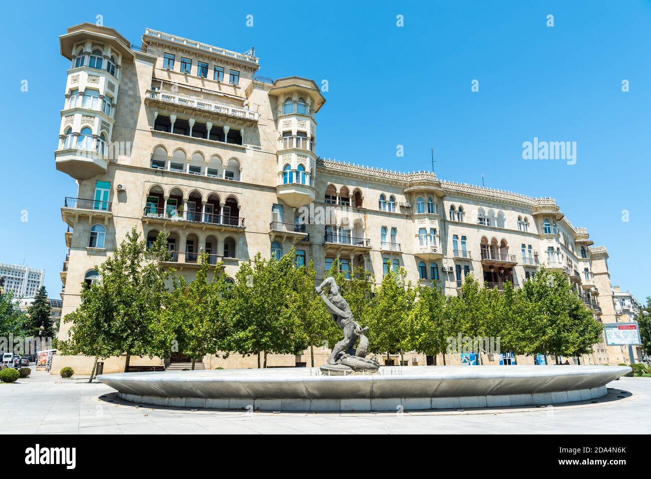 Baku, Azerbaigian – 1 agosto 2020. Edificio residenziale conosciuto come la Casa degli scienziati, a Baku. L'edificio risale al 1946. Vista con Bahram Gur Foto Stock