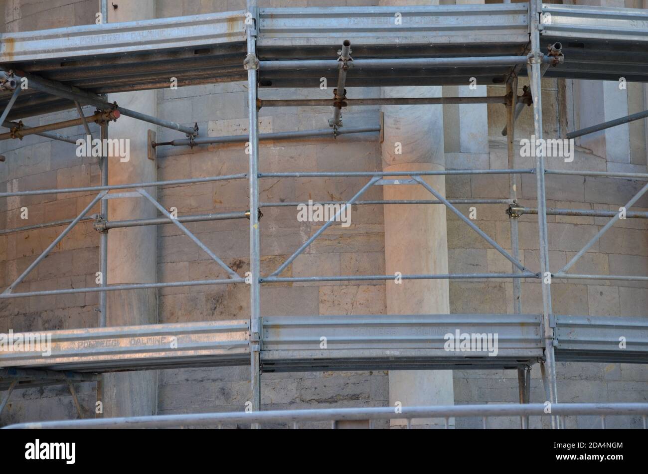 Operaio edile su una impalcatura, symbolfoto per la costruzione, la costruzione del braccio, la protezione del lavoro Foto Stock