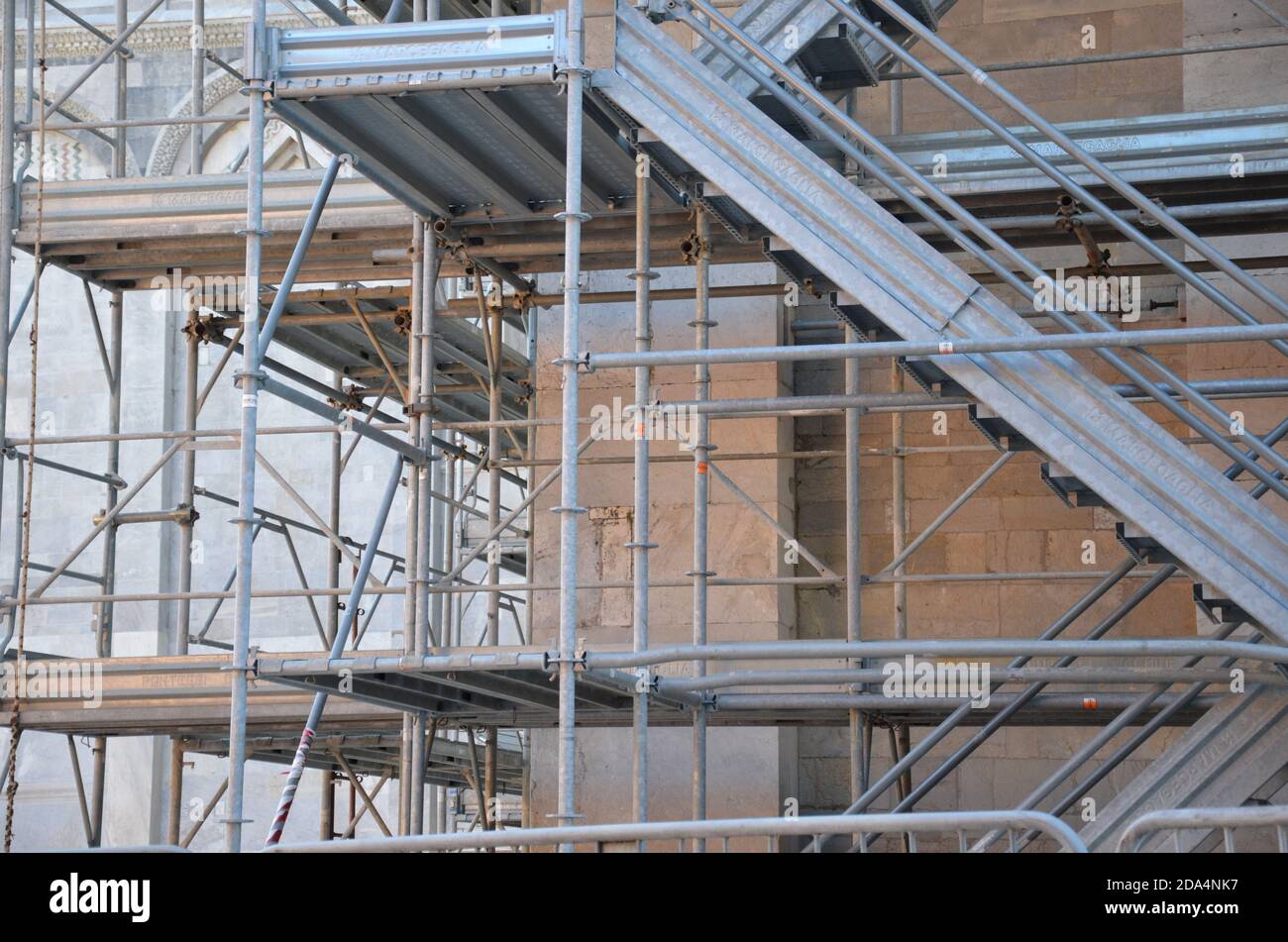 Operaio edile su una impalcatura, symbolfoto per la costruzione, la costruzione del braccio, la protezione del lavoro Foto Stock