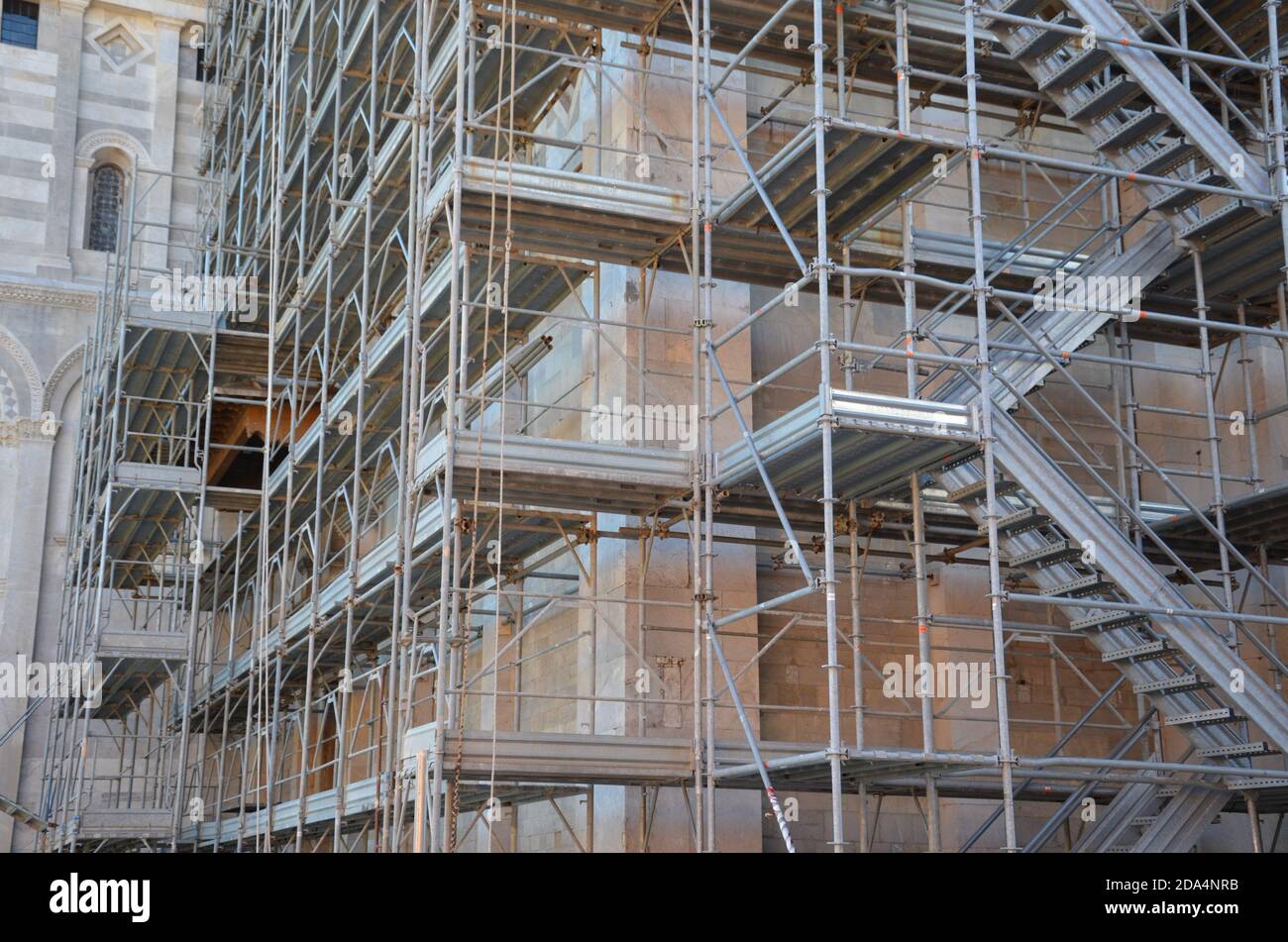 Operaio edile su una impalcatura, symbolfoto per la costruzione, la costruzione del braccio, la protezione del lavoro Foto Stock