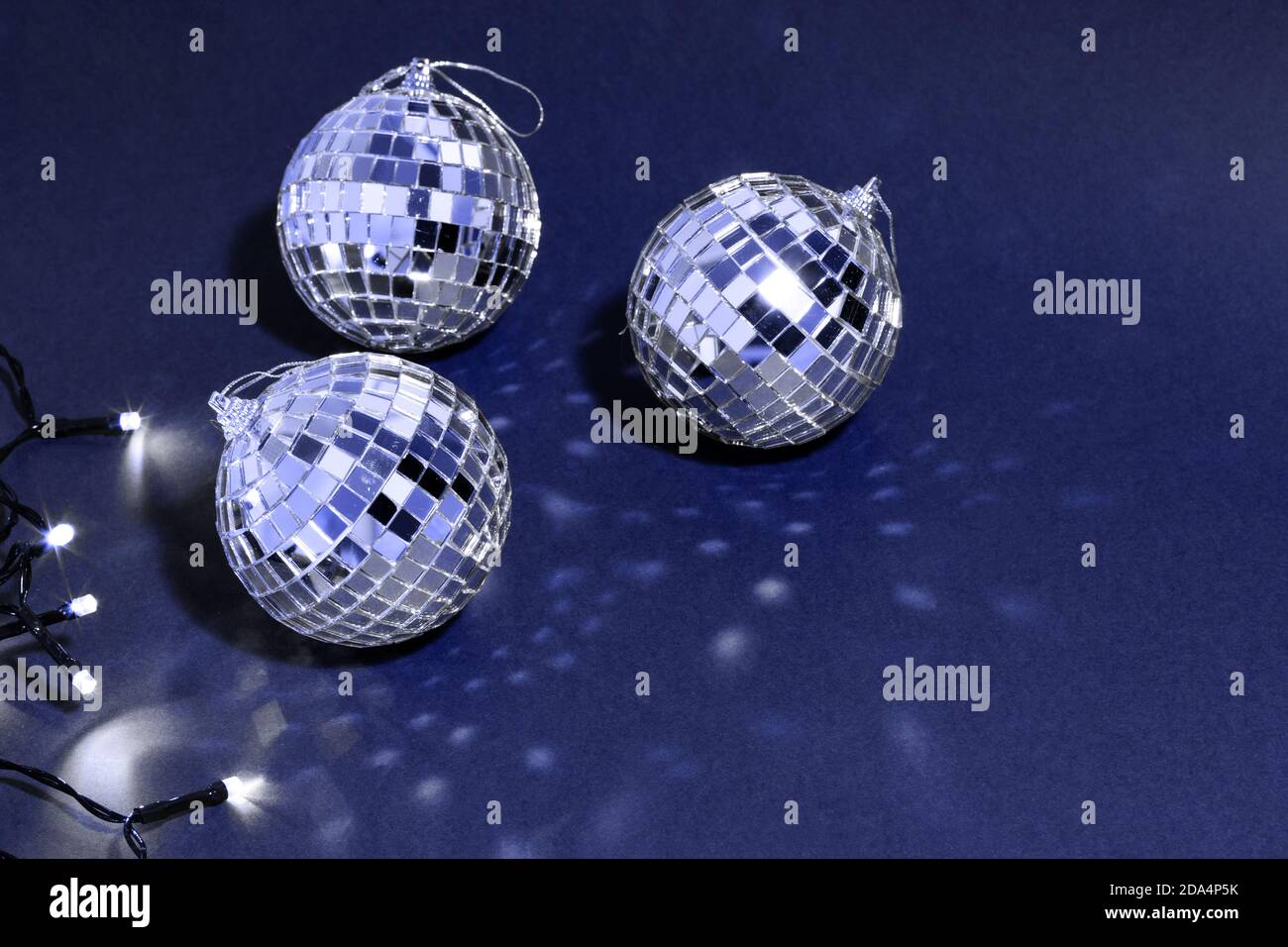 disco ball argento su sfondo blu, carta di auguri per sfondo modello con spazio vuoto per il testo Foto Stock