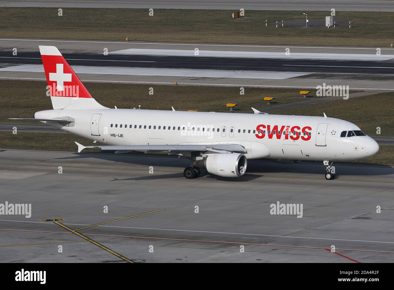 Un Airbus A320 della Swiss Airlines all'aeroporto di Zurigo Kloten (Svizzera) il 23 gennaio 2019. (Credit: Robert Smith | MI News) Foto Stock