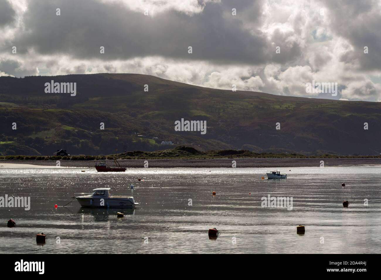BARMOUTH, GALLES - 1 ottobre 2020: Barche nell'estuario del fiume Mawddach, Barmouth ad alta marea, Galles, Contea di Gwynedd in un autunno nuvoloso A. Foto Stock