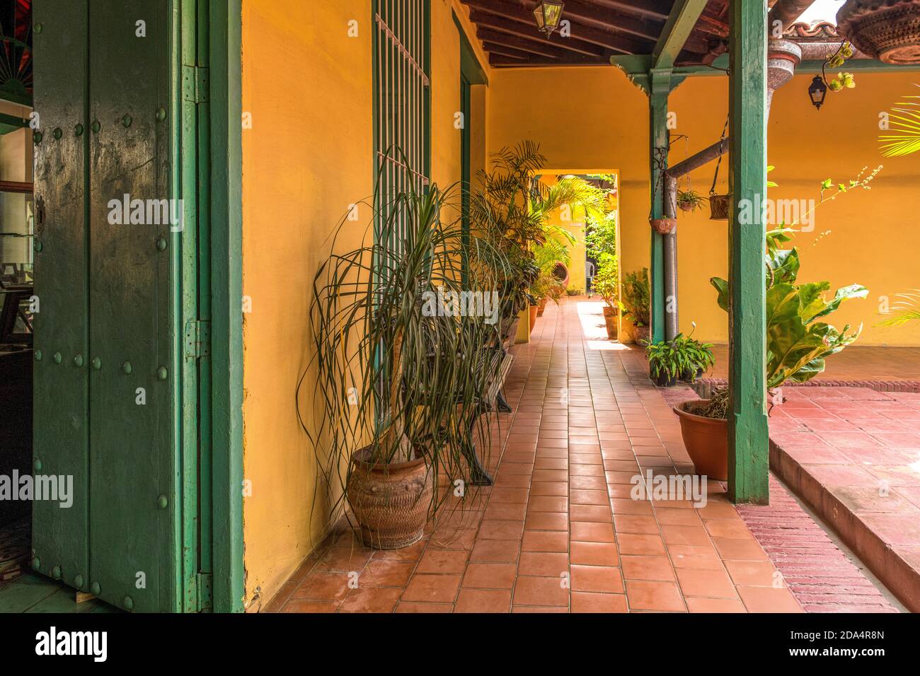 Portico di casa coloniale, Ciego de Avila, Cuba Foto Stock