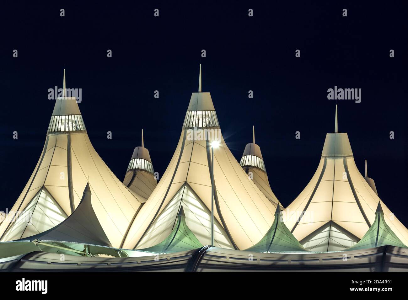 "Tenda" in fibra di vetro (tetto progettato da Fentress Bradburn Architects), Jeppesen Terminal Aeroporto Internazionale di Denver (DIA), Denver Colorado US Foto Stock