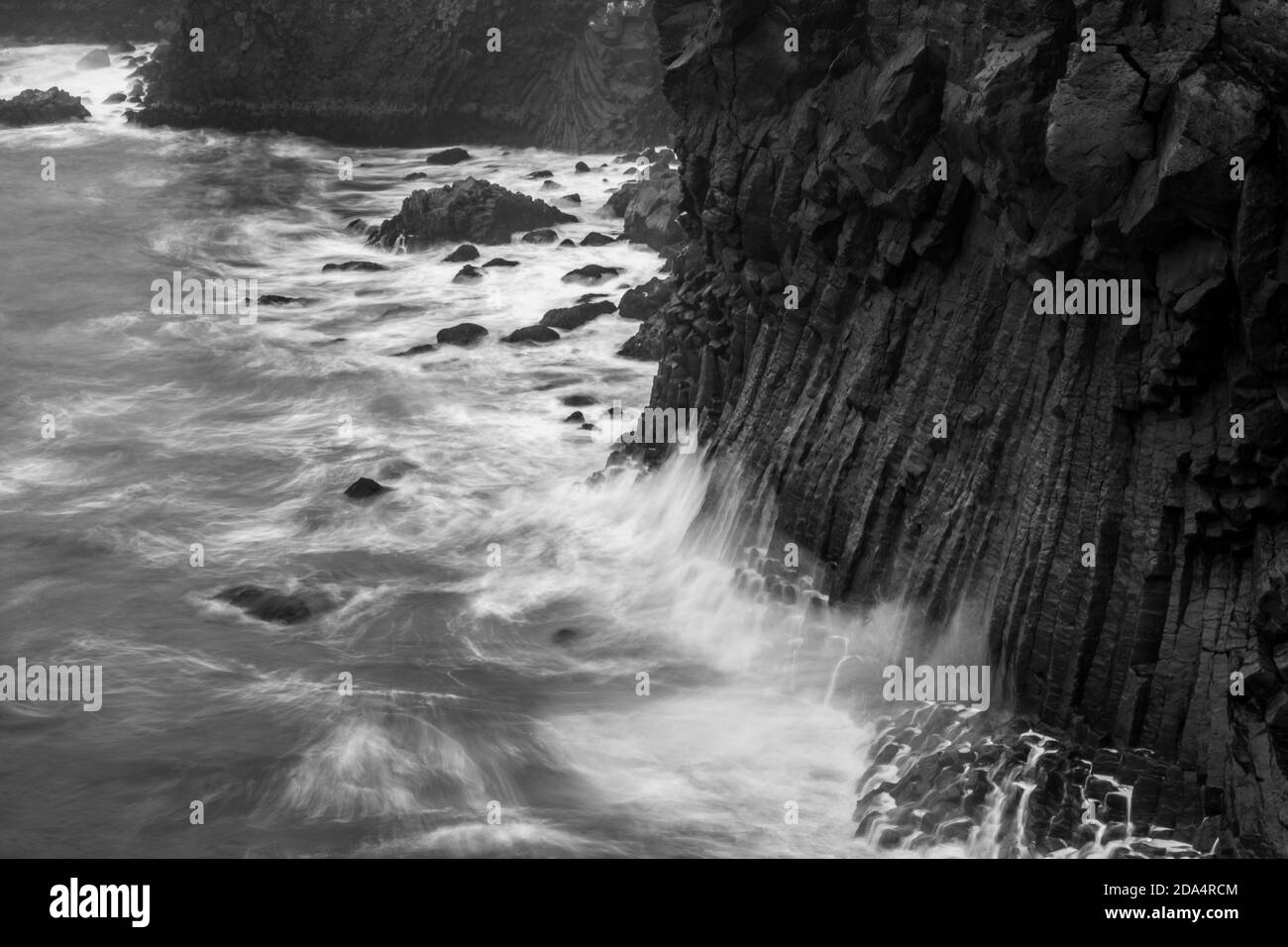 Onde che si infrangono sulla costa rocciosa, Snaefellsbaer, Regione Occidentale, Islanda Foto Stock
