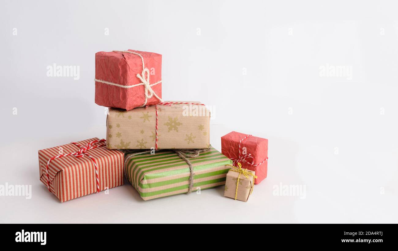 Un sacco di regali di Natale in pacchetti luminosi, su uno sfondo bianco  isolato Foto stock - Alamy