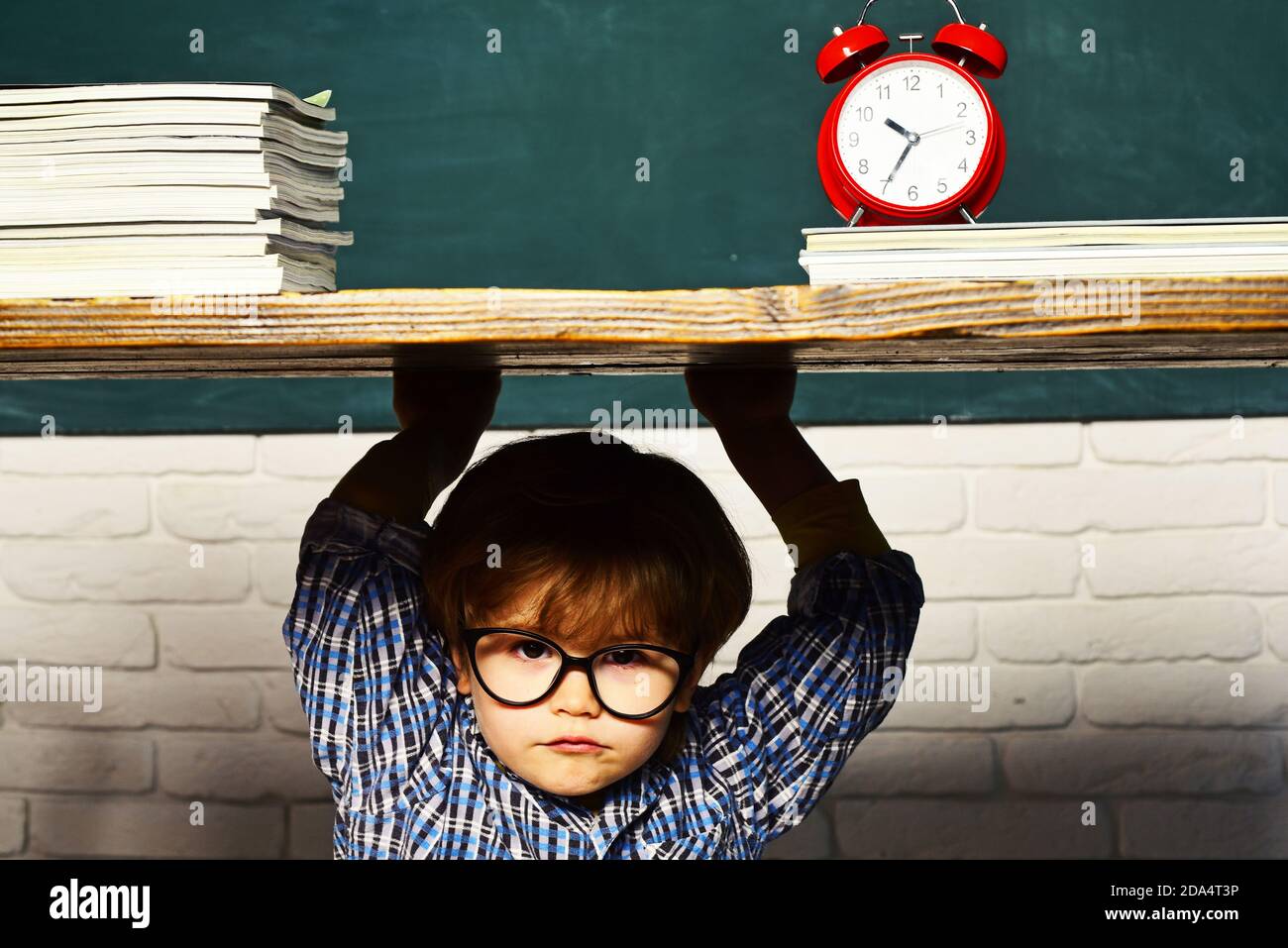 Studente ragazzo che viene bullizzato a scuola. Bullismo scolastico. Processo educativo. Foto Stock