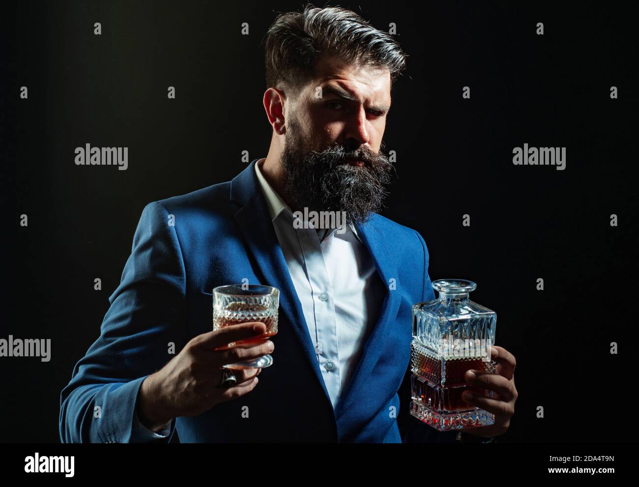 Grembiule in pelle per barman con cocktail di whisky in vetro. Hipster con  barba e baffi in tuta bevande alcol dopo la giornata di lavoro Foto stock -  Alamy