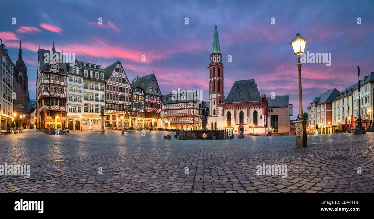 Francoforte, Germania. Panorama di Romerberg - piazza del mercato storico con case in legno tedesco al tramonto Foto Stock
