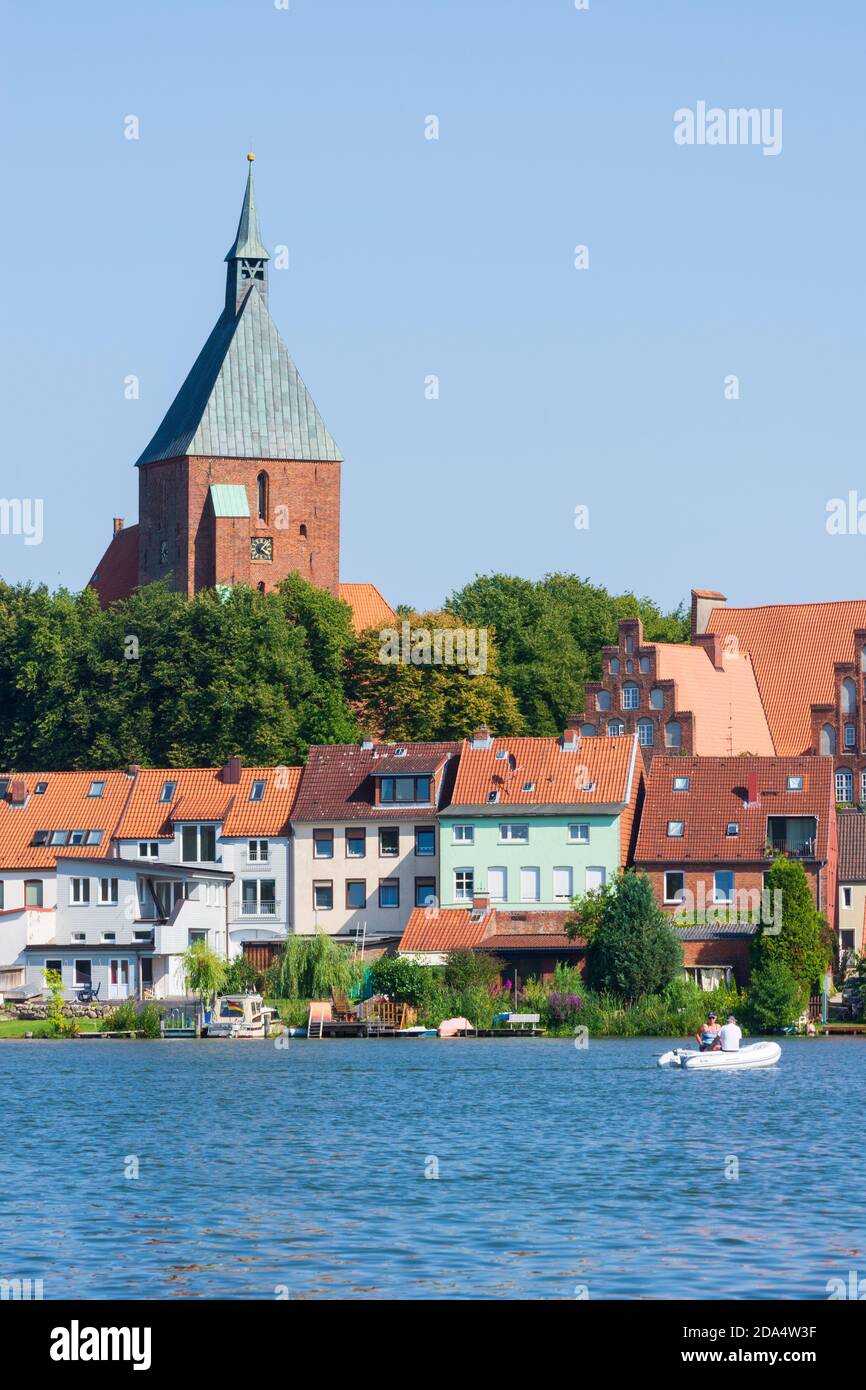 Mölln: lago Stadtsee, Città Vecchia, chiesa di San Nicolai, Herzogtum Lauenburg, Schleswig-Holstein, Germania Foto Stock