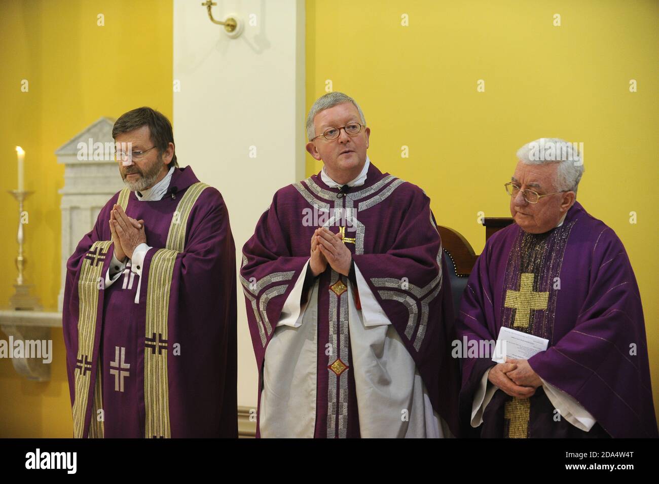 Bernard Longley e il parroco Patrick H. Daly (a sinistra) alla Santa Messa cattolica CAFOD nella chiesa di San Pietro e San Paolo, Wolverhampton, 2010 Foto Stock