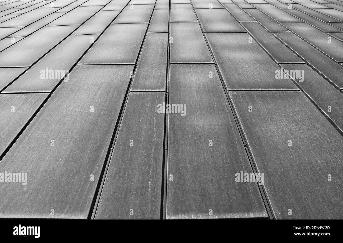 linee diagonali grigio scuro sull'edificio Foto Stock