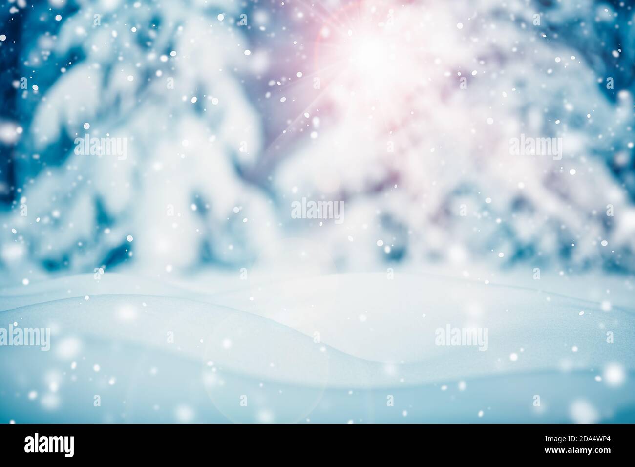 Inverno neve sfondo con alberi in nevicata Foto Stock