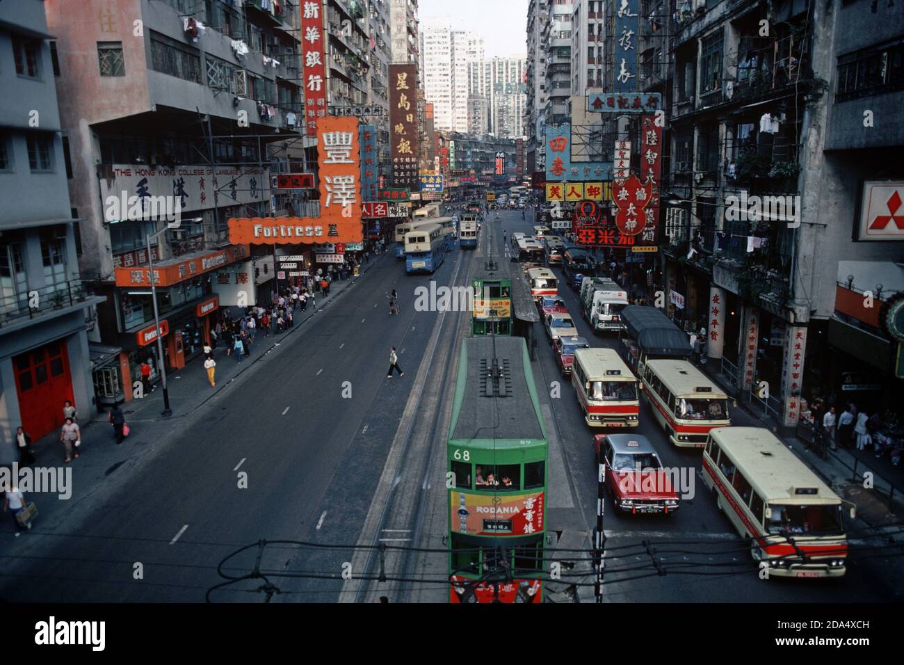 Via principale dell'Isola di Hong Kong con tram e autobus degli anni '80 Foto Stock