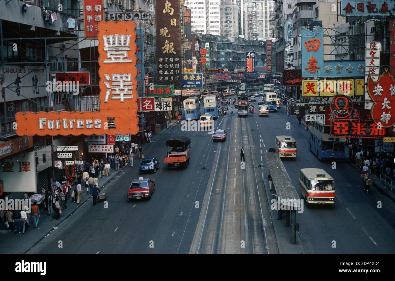 Via principale dell'Isola di Hong Kong con tram e autobus degli anni '80 Foto Stock