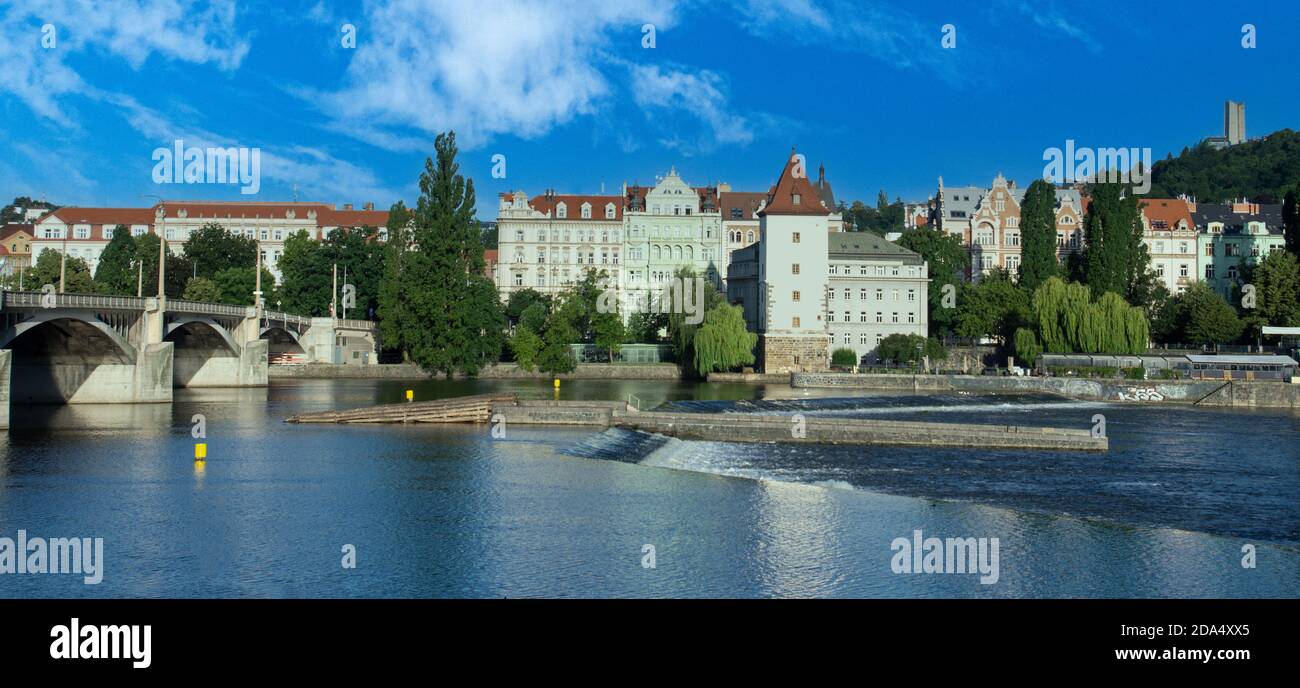 Ponte e Weir sul fiume Moldava, Praga Foto Stock