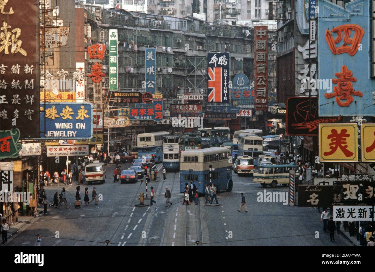 Via principale dell'Isola di Hong Kong con tram e autobus degli anni '80 Foto Stock