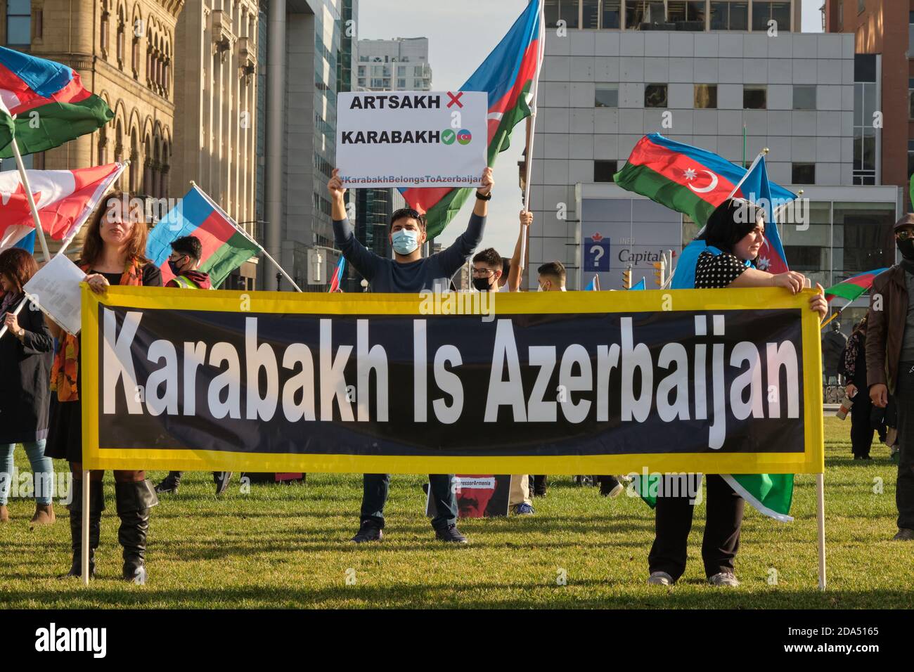 Ottawa, Canada. 9 novembre 2020. Membro della diaspora azerbaigiana in Canada ha tenuto una protesta sulla collina del Parlamento che chiede il ritiro delle forze armene da Karabakh. Mentre il Nagorno-Karabakh rimane un territorio riconosciuto a livello internazionale dell'Azerbaigian, quattro risoluzioni del consiglio di sicurezza delle Nazioni Unite, adottate nel 1993 e che chiedono il ritiro immediato delle forze di occupazione armene da tutte le regioni occupate dell'Azerbaigian, rimangono insoddisfatte a partire da oggi. Credit: Meanderingemu/Alamy Live News Foto Stock