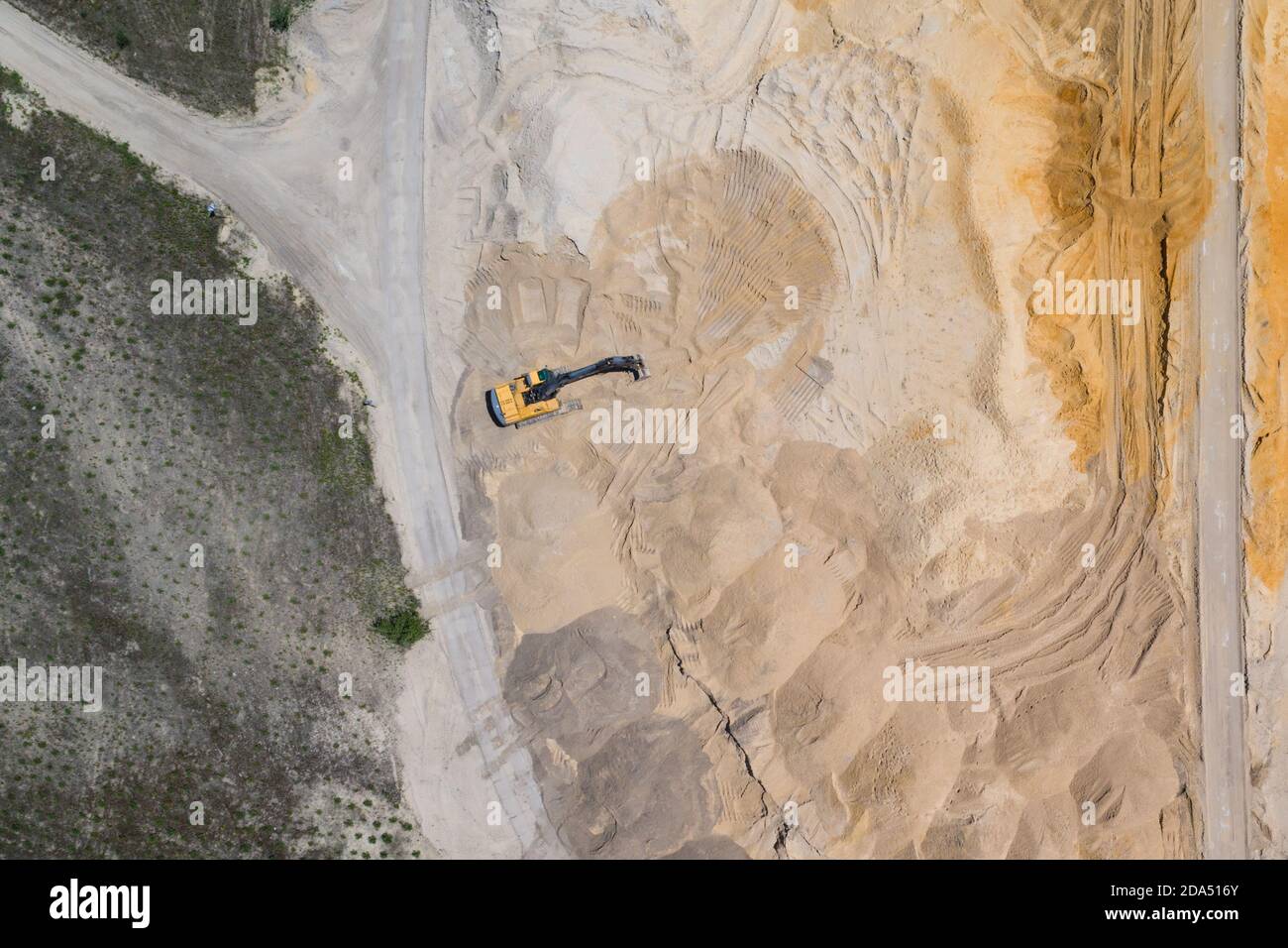 Cava di sabbia con grande escavatore, scavatore. Industria dei macchinari pesanti in Europa, Polonia. Ecologia e ambiente. Foto drone aereo Vista Foto Stock