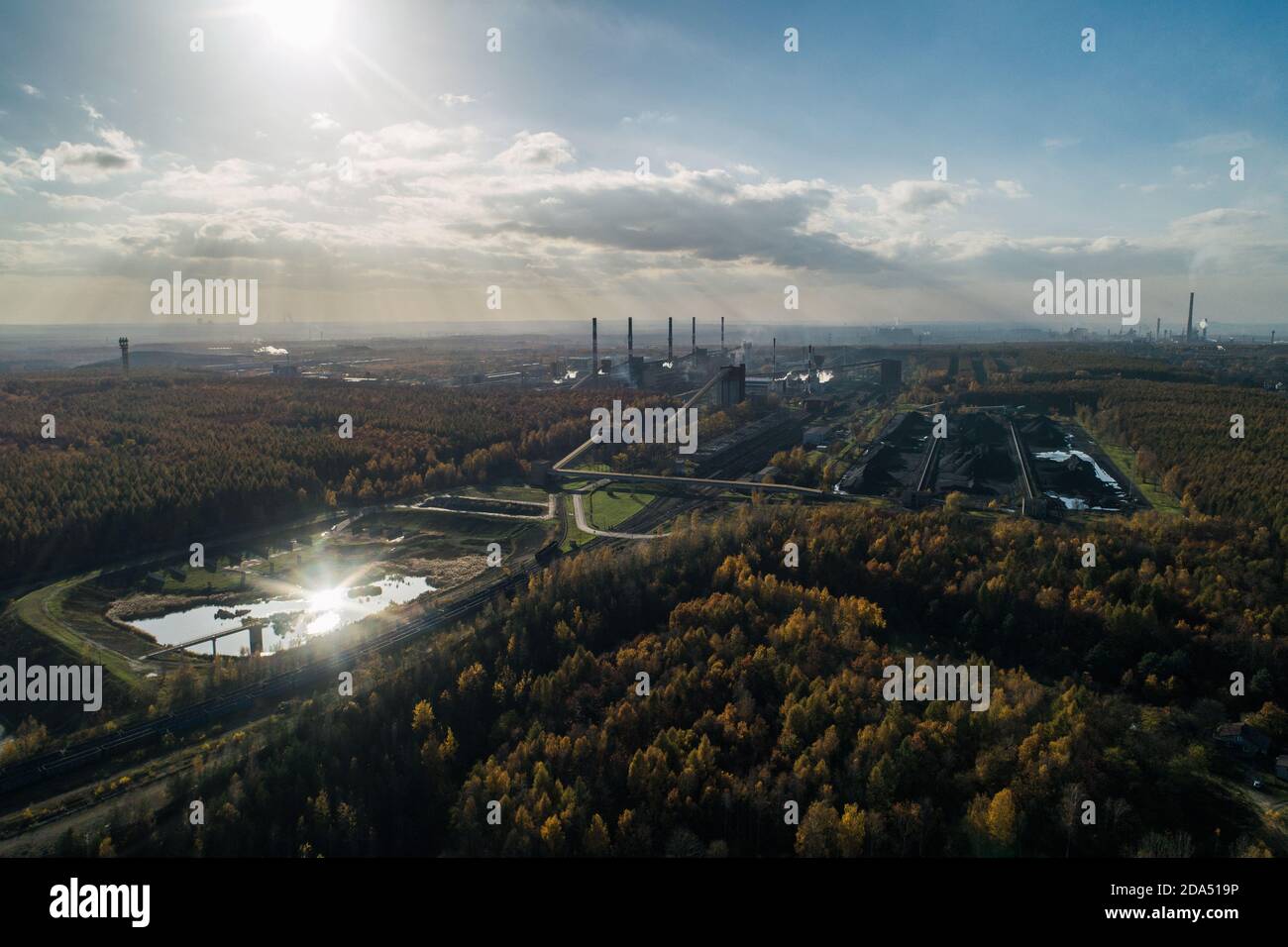 Stabilimento di coking. Coke plant. Industria pesante in Europa, Polonia, Dabrowa Gornicza. Inquinamento atmosferico da camini. Ecologia e ambiente. presa di diagnosi antenna Foto Stock