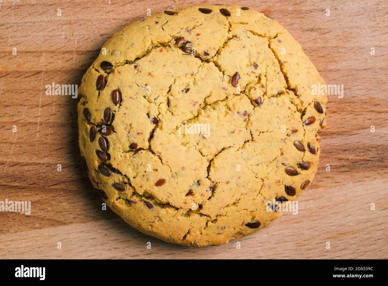 Biscotti rotondi fatti in casa su un tavolo di legno. Dolci dolci con cereali da vicino. Cucinare a casa Foto Stock