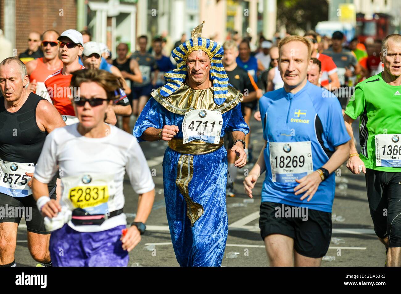 Pharao è in esecuzione: Un partecipante alla Maratona di Berlino 2014 mostra un po 'di umorismo con il suo costume. Foto Stock