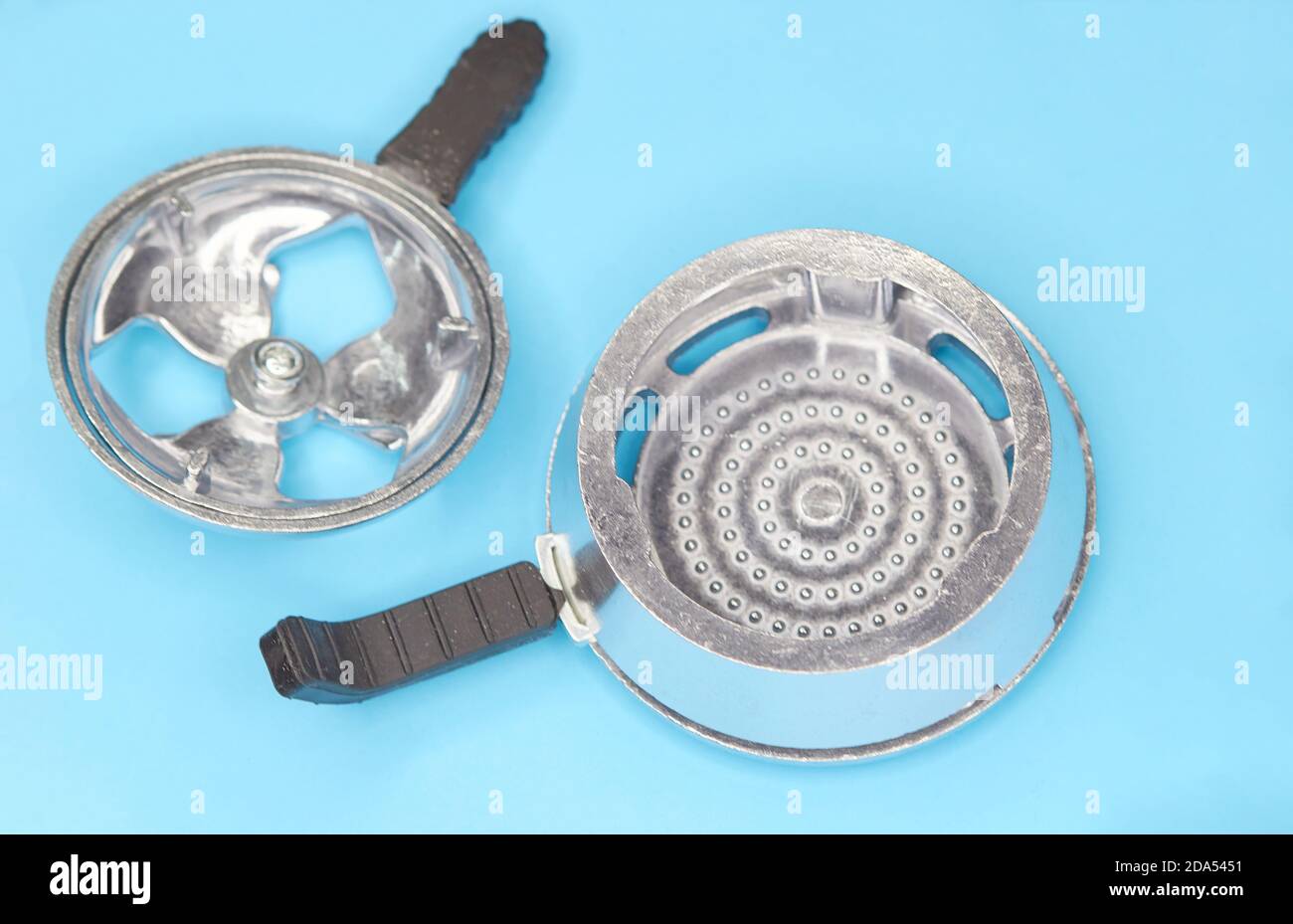 Ciotola di metallo kaloud da un hookah per i carboni Foto Stock