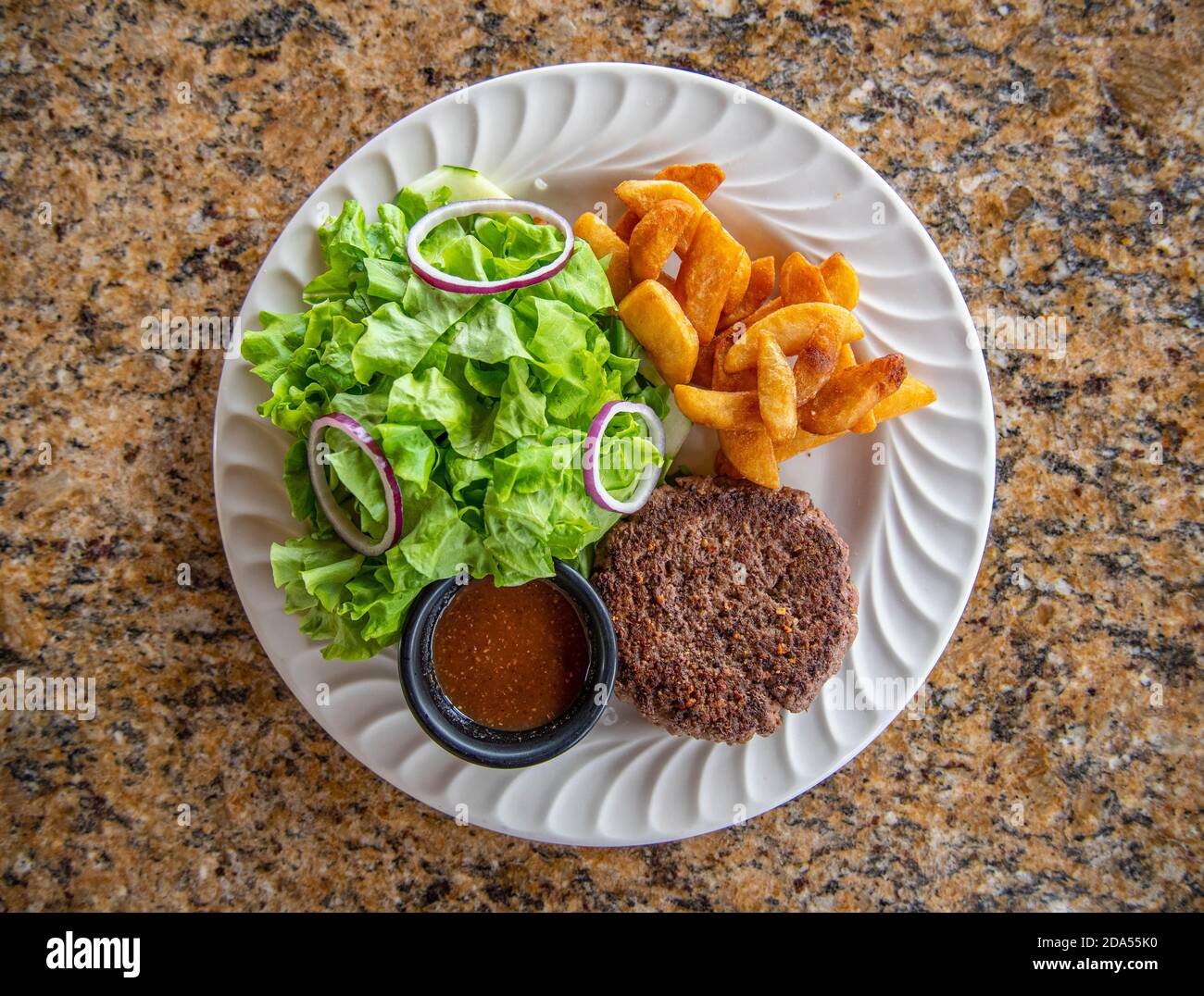 Hamburger patty con insalata verde e patatine fritte Foto Stock