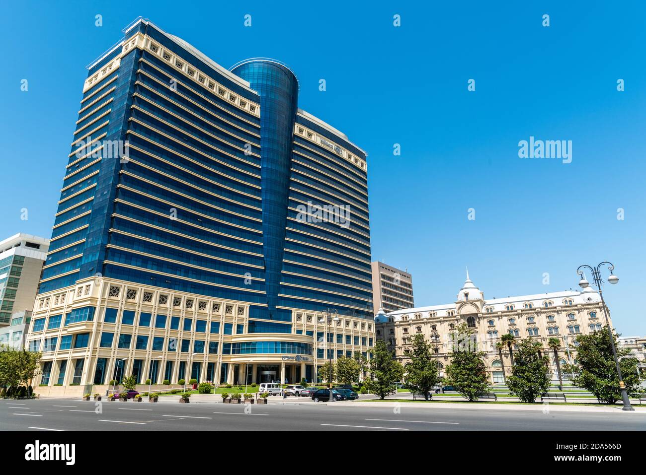 Baku, Azerbaigian – 8 agosto 2020. Edificio moderno occupato dall'Hilton Hotel a Baku. Vista senza persone in estate. Foto Stock