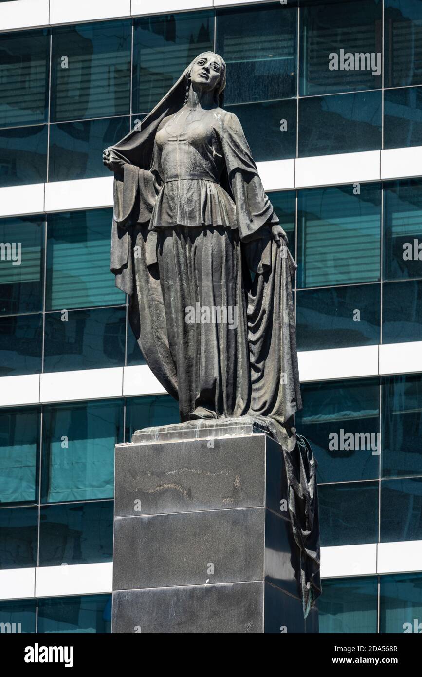 Baku, Azerbaigian – 2 settembre 2020. Libera Donna bronzo statua, gettando simbolicamente fuori il suo hijab, a Baku, Azerbaigian. Situato vicino alla stazione della metropolitana di Nizami Foto Stock