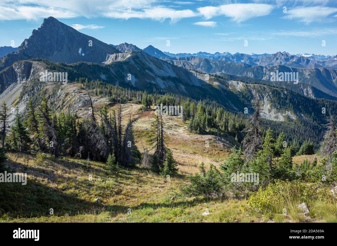 Sentiero escursionistico attraverso vaste montagne di oin natura alpina Foto Stock