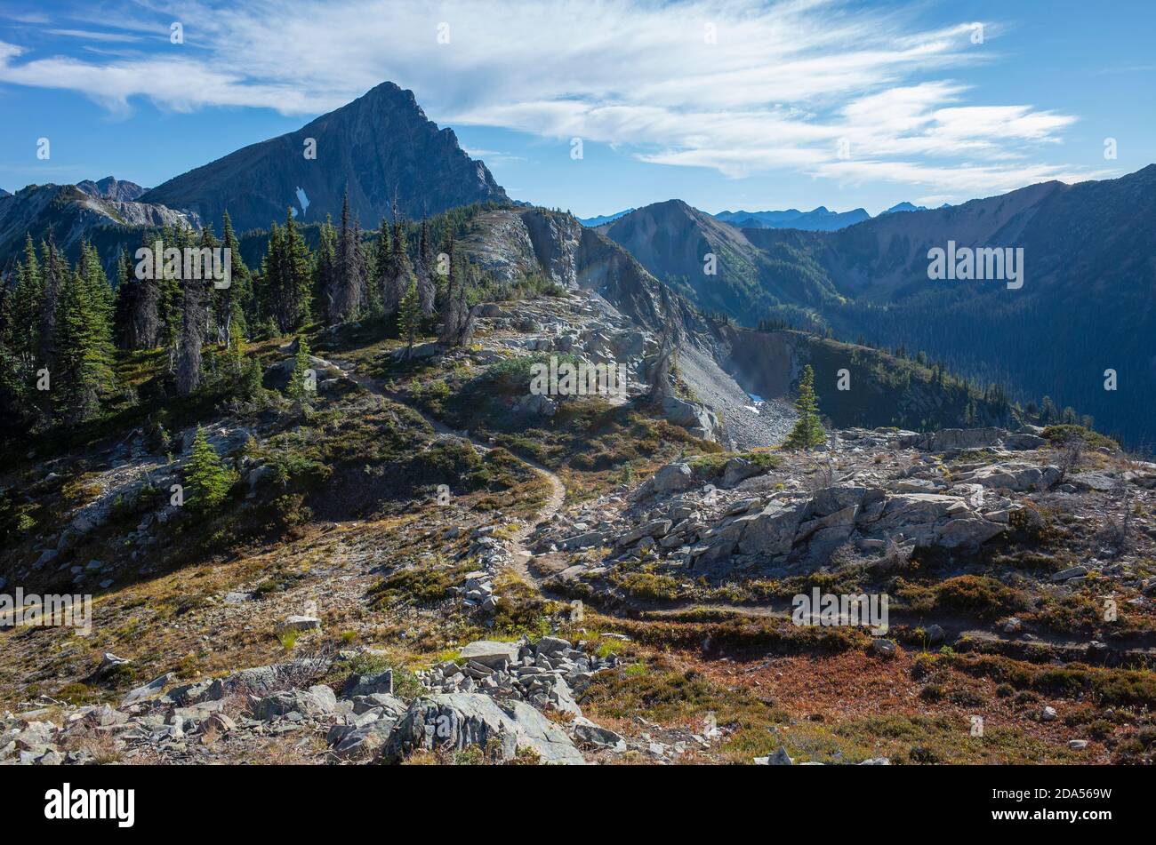 Sentiero escursionistico attraverso vaste montagne di oin natura alpina Foto Stock