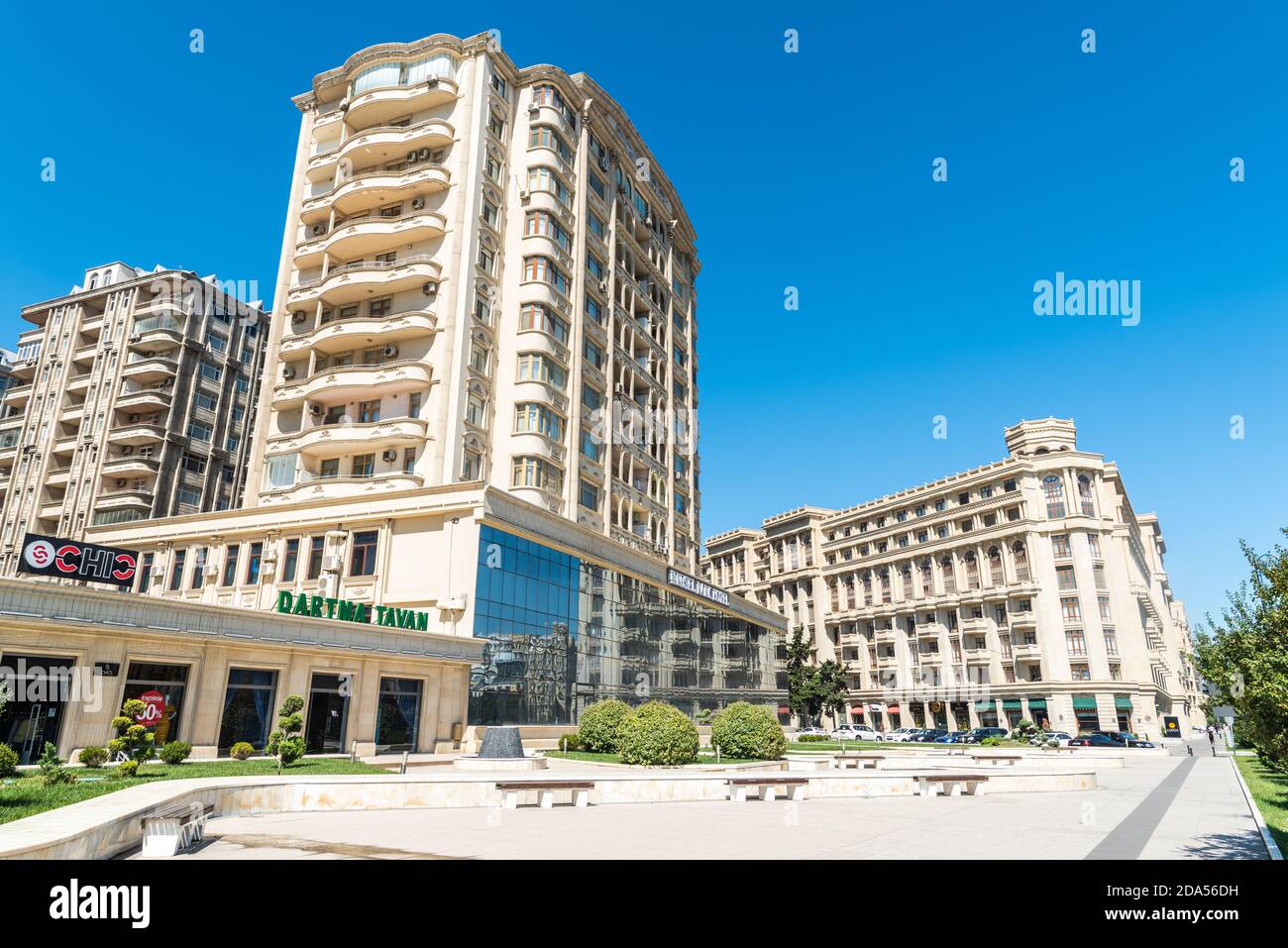 Baku, Azerbaigian – 2 settembre 2020. Vista sulla strada con moderni edifici residenziali lungo il viale Heydar Aliyev a Baku. Foto Stock