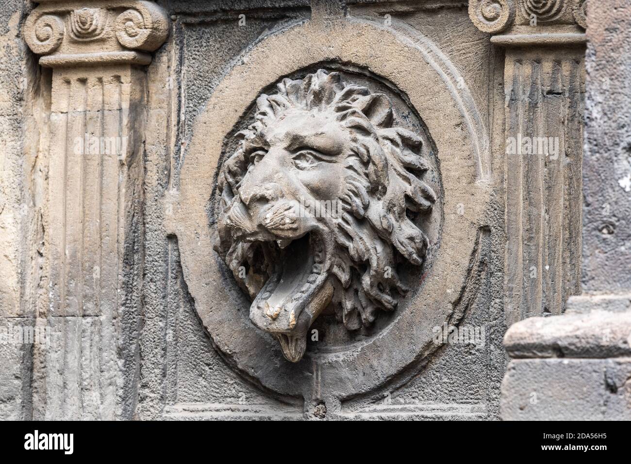 Baku, Azerbaigian – 4 settembre 2020. Ornamento in murcaron con una facciata con la testa di leone del 1887 Hammam Fantasia pubblico a Baku. Foto Stock