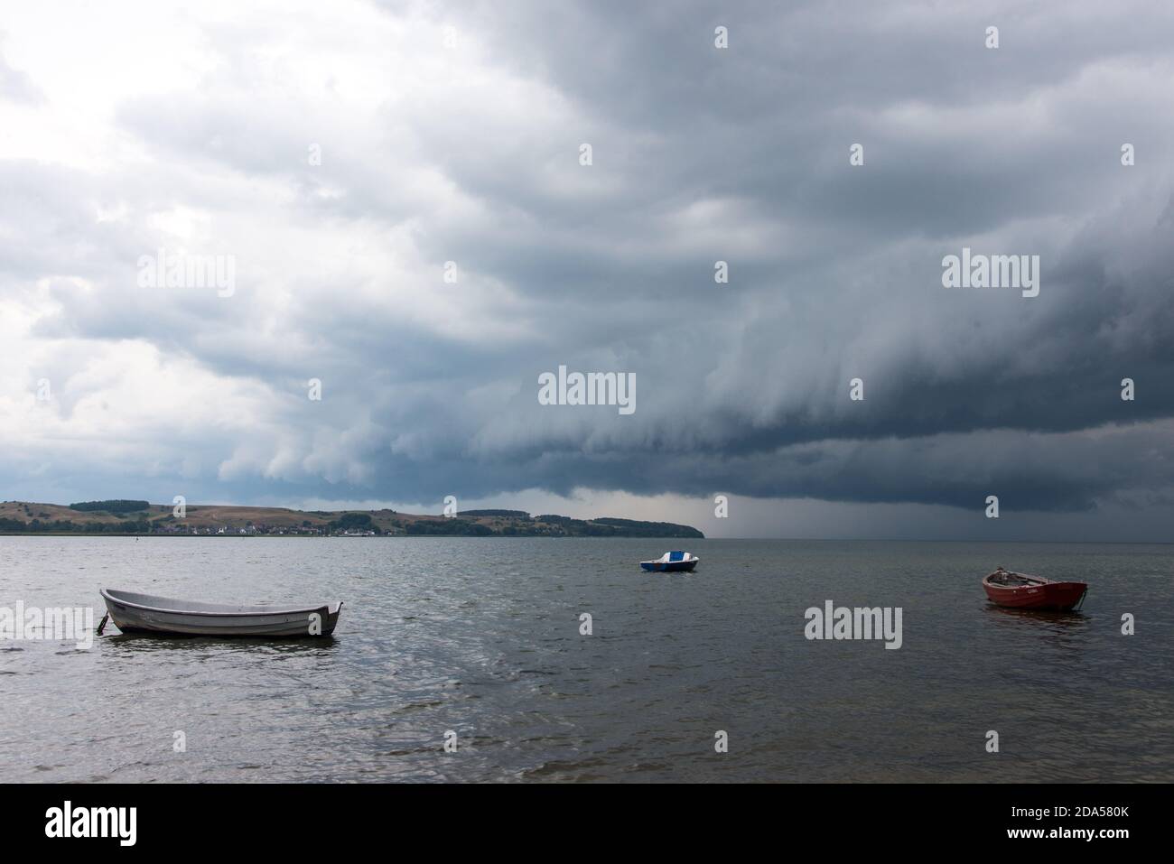 Dramma nel cielo: Nuvole di una tempesta di tuoni che si radunano sulla penisola di Mönchgut sull'isola di Rügen Foto Stock