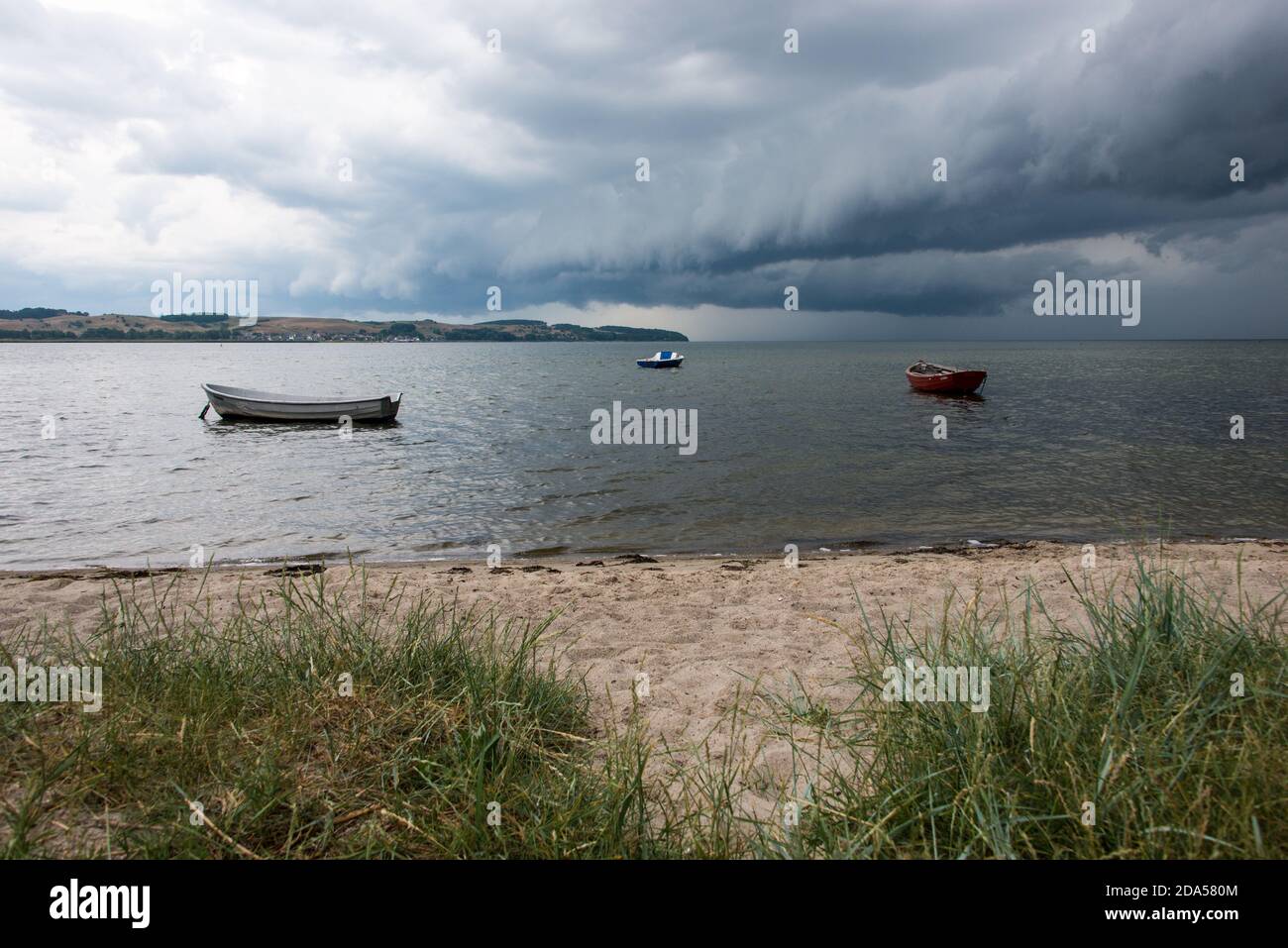 Dramma nel cielo: Nuvole di una tempesta di tuoni che si radunano sulla penisola di Mönchgut sull'isola di Rügen Foto Stock